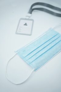 serviette bleue sur table blanche