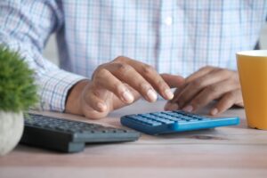 personne utilisant un clavier d'ordinateur noir