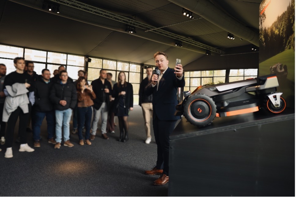 Yannick Van Gorp, Technical Specialist, HH Garden, demonstrating the app